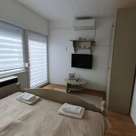 Leander Nyaralo Holiday home *