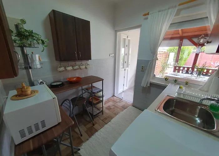 Leander Nyaralo Ferienhaus *