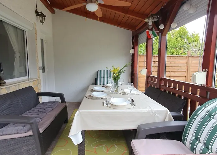 Leander Nyaralo Ferienhaus *